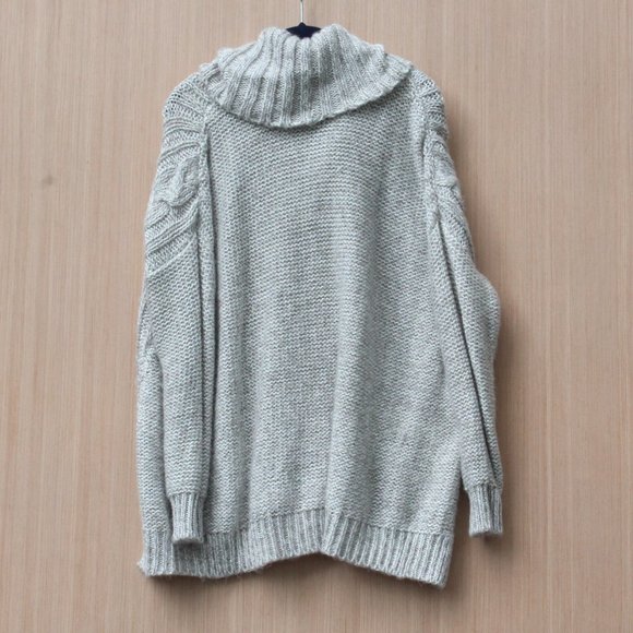Jennifer Lopez Oversized Grey and White Sweater Size Medium - Picture 6 of 7